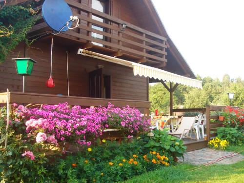 Taman di luar Domek Gunia