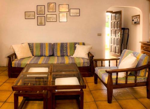 een woonkamer met een bank en een salontafel bij Los Frailes eco finca in Tinajo
