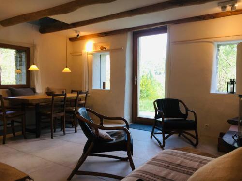 - un salon avec des chaises, une table et une fenêtre dans l'établissement Rustico Berlinda, à Bironico