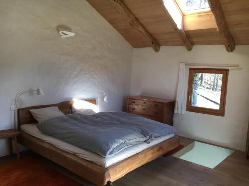 Ce lit se trouve dans un dortoir doté d'une fenêtre et d'un lit sidx sidx. dans l'établissement Rustico Berlinda, à Bironico