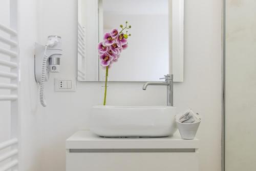 a bathroom with a sink with a flower on it at Petra Bianca in Torre San Giovanni Ugento