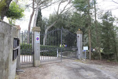 a large metal gate with at Villetta Gabriella in Impruneta