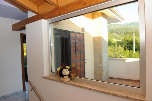 a mirror on the side of a house with a window at Country House Il Papavero in Bagnoli Irpino