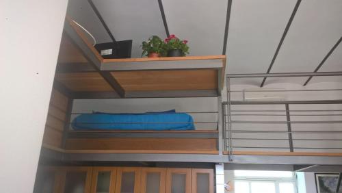 een kamer met 2 stapelbedden en een blauw bed bij Posillipo: soggiorno d'incanto in Napels