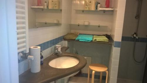 een badkamer met een wastafel, een toilet en een kruk bij Posillipo: soggiorno d'incanto in Napels