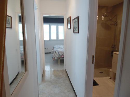 un couloir avec une porte menant à une chambre dans l'établissement Apartamento Silver Alcudia Blue, à Alcúdia