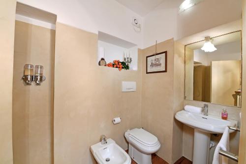 a bathroom with a white toilet and a sink at Agriturismo Il Gioco Dell'Oca in Barolo