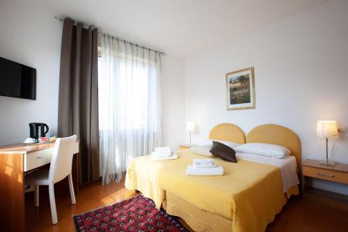 Habitación de hotel con cama, escritorio y ordenador en Casa vacanze Le Terrazze, en Verona