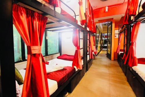 Bunk bed o mga bunk bed sa kuwarto sa Town Hostel Mumbai - AC Dormitory