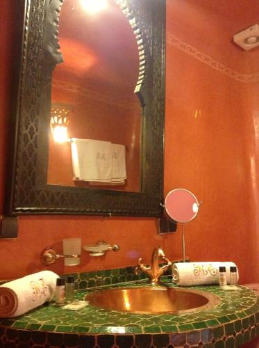 Salle de bains dans l'établissement Riad Timadrouine