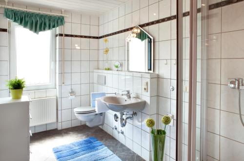 Ett badrum på Ferienweingut Klaus Thiesen Gästezimmer und Apartments