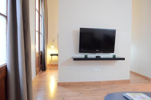einen Flachbild-TV an der Wand in einem Zimmer in der Unterkunft Poble Sec Apartments in Barcelona