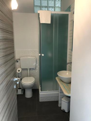 a bathroom with a toilet and a sink at Beb oasi marina in Campofelice di Roccella