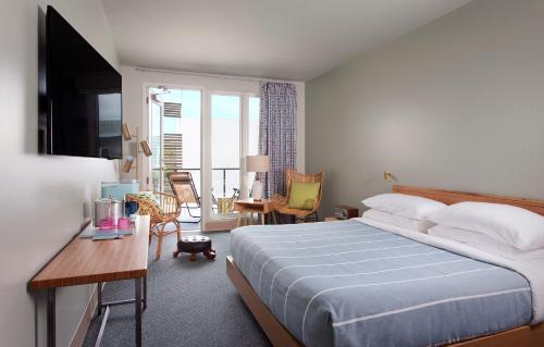una camera con letto e una camera con balcone di East Austin Hotel ad Austin