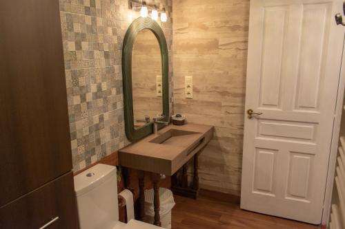 een badkamer met een wastafel en een spiegel bij JARDINES DE BALMORI in Balmori