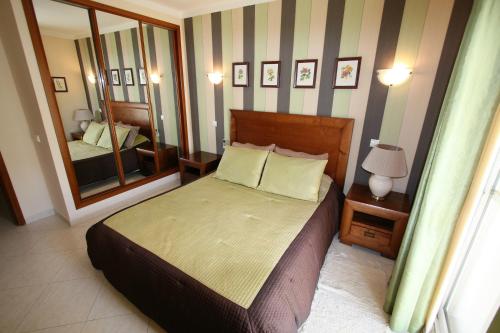 En eller flere senge i et værelse på Alvor Retreat at Vila Marachique