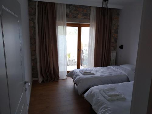a hotel room with two beds and a window at Vila 43 Lin in Lin