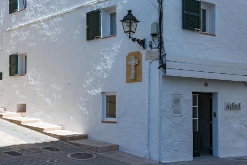 un edificio bianco con una luce sul lato di HOTEL ANHEL a Ferreries