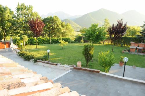 a view of a garden with mountains in the background at Country House Il Papavero in Bagnoli Irpino