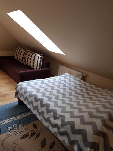 um quarto com uma cama e uma clarabóia em U Iwony i Piotra em Malbork