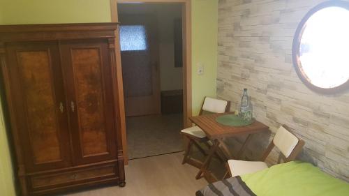 a room with a table and chairs and a mirror at Froeschlein 2 - no Gitters & craftsman in Ilmenau