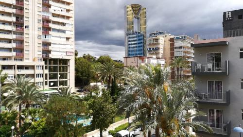 een uitzicht op een stad met palmbomen en gebouwen bij Primera linea poniente in Benidorm