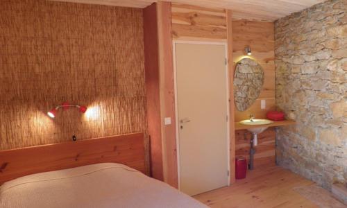 Festes-et-Saint-André的住宿－Vakantiehuisje Catharen gebied，卧室配有床和盥洗盆