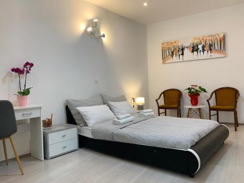 Кровать или кровати в номере Lina Rooms Hostel