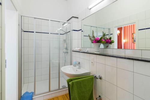 een badkamer met een wastafel en een spiegel bij Gästehaus Musmann in Hannoversch Münden