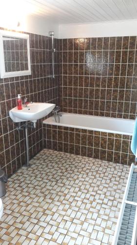 uma casa de banho com uma banheira e um lavatório e uma banheira em 140m2 Villa in Marstal em Marstal