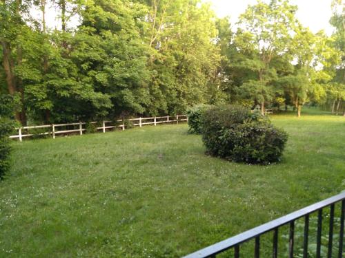 une clôture dans un champ planté d'arbres et de brousse dans l'établissement La Boisselle, chez l'habitant, à Saint-Germain-lès-Arpajon