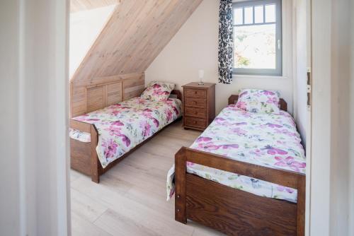 A bed or beds in a room at Domek Skowronek