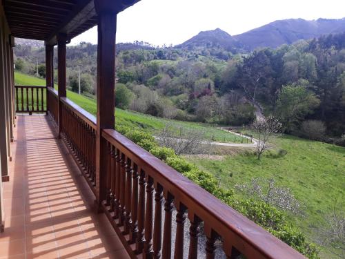 un balcone di una casa con vista sulle montagne di Casa Rural La Llosica a Ribadesella