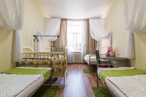 モスクワにあるNice Krasnye Vorotaのベッドルーム1室(二段ベッド3台、テディベア付)