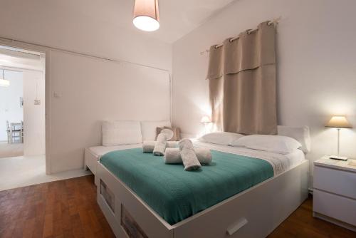 เตียงในห้องที่ Sunny Guest House New Port Mykonos