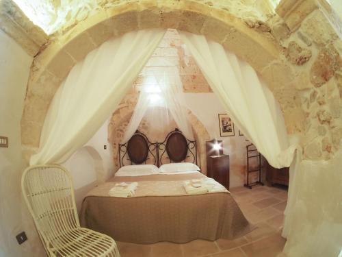 レヴェラーノにあるCasa Santa Caterinaのアーチのある部屋のベッドルーム1室(ベッド1台付)