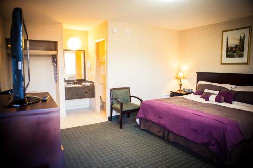 Postel nebo postele na pokoji v ubytování Langley Hwy Hotel