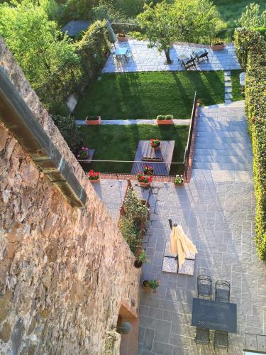an aerial view of a garden with a table and chairs at Casa vacanza vicolo degli orti in Monticiano