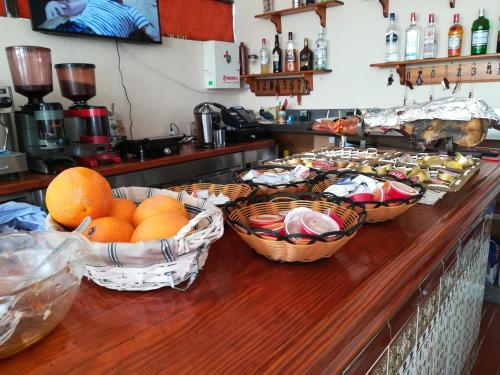 drei Obstkörbe auf einer Theke in einer Küche in der Unterkunft Vivienda Rural Alcazaba in Chipiona