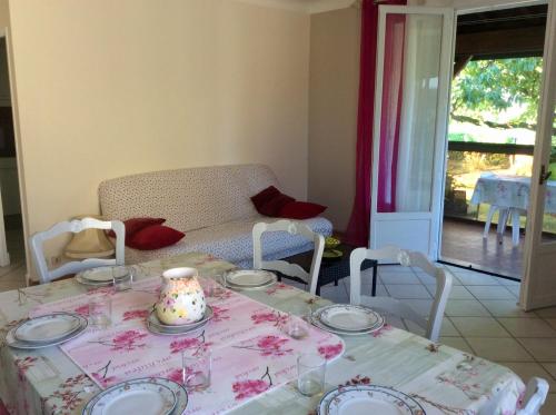 un salon avec une table et un canapé dans l'établissement Maison avec véranda proche du centre ville, à Rignac