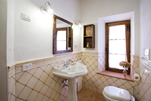 a bathroom with a sink and a toilet at Casa vacanza vicolo degli orti in Monticiano