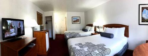 Postel nebo postele na pokoji v ubytování Austin's Chuckwagon Motel