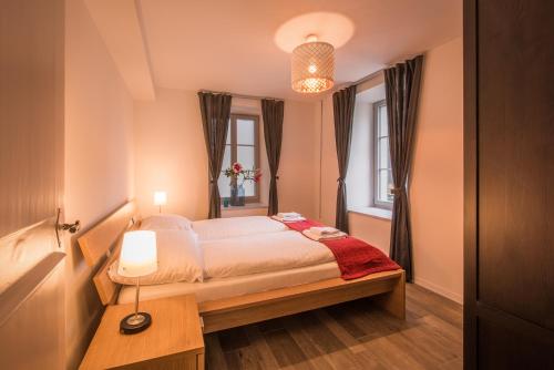 um pequeno quarto com uma cama e uma janela em Dependance Ost em Interlaken
