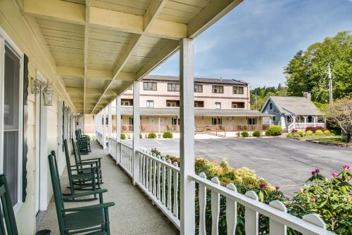 a balcony of a hotel with chairs and a street at Boxwood Lodge Blowing Rock near Boone-University in Blowing Rock