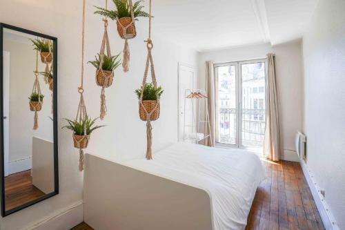 une chambre avec des plantes en pot sur le mur dans l'établissement NOCNOC - La Comédie, à Montpellier