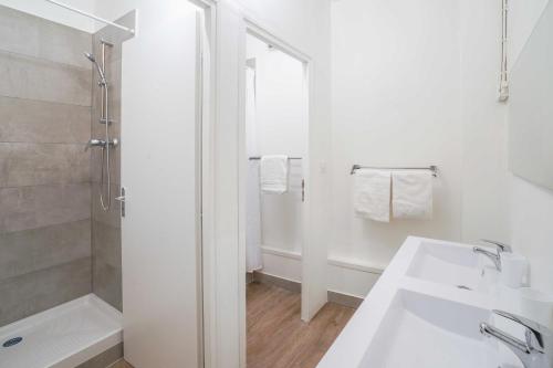 baño blanco con ducha y lavamanos en NOCNOC - La Comédie, en Montpellier