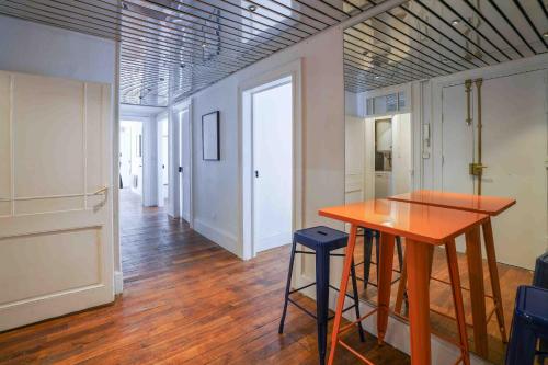 Cette chambre dispose d'une table, d'un tabouret et d'un couloir. dans l'établissement NOCNOC - La Comédie, à Montpellier