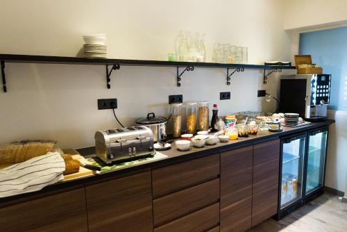
A kitchen or kitchenette at Hotel Duus by Keflavik Airport
