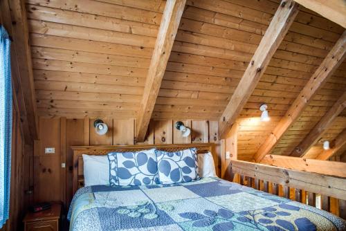 Un pat sau paturi într-o cameră la Boxwood Lodge Blowing Rock near Boone-University