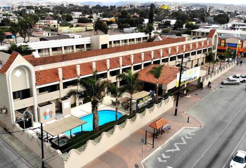 an overhead view of a building with a swimming pool at Del Mar Inn Rosarito in Rosarito